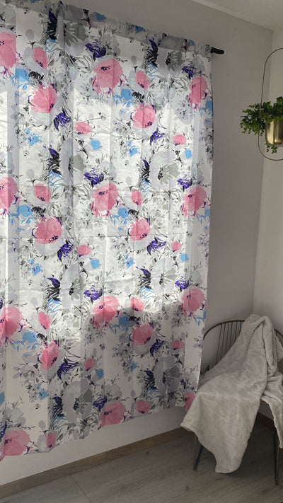 CORTINA BLANCA CON FLORES ROSADAS