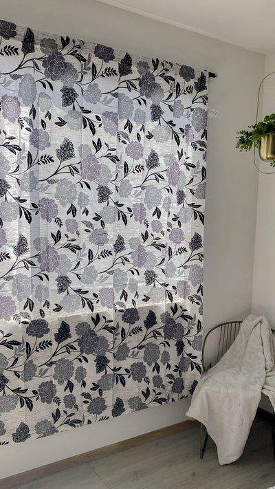 CORTINA BLANCA CON FLORES GRIS Y NEGRAS